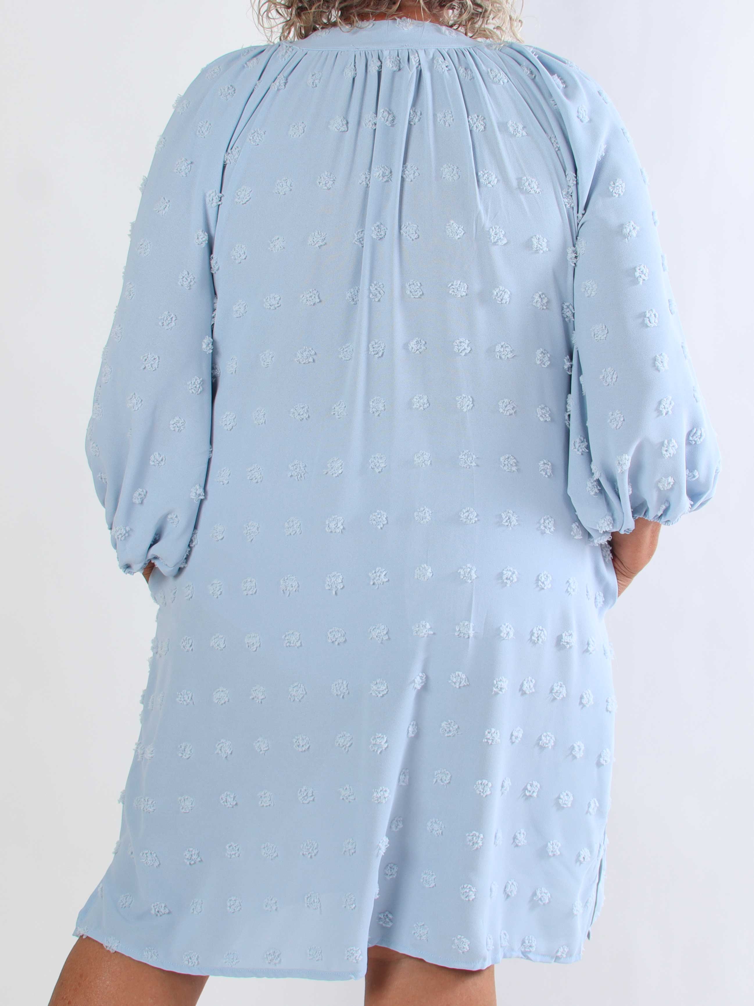 Amidala Romantic - Plus size kjole i viskose med smukke ballonærmer og prikket detaljer
